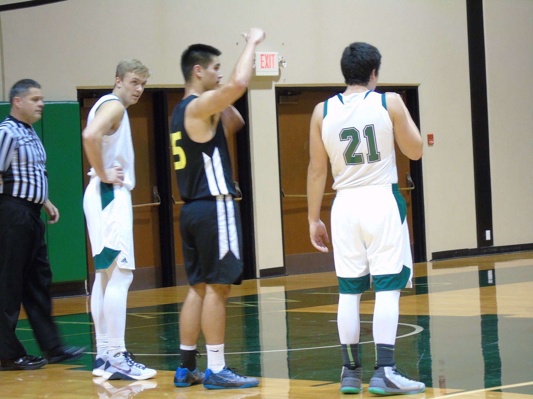 Men Go 2-1 in NWAC Crossover Tournament