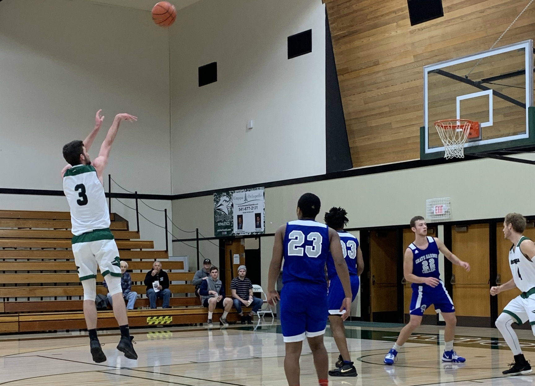 Men's Basketball Holds Off Grays Harbor
