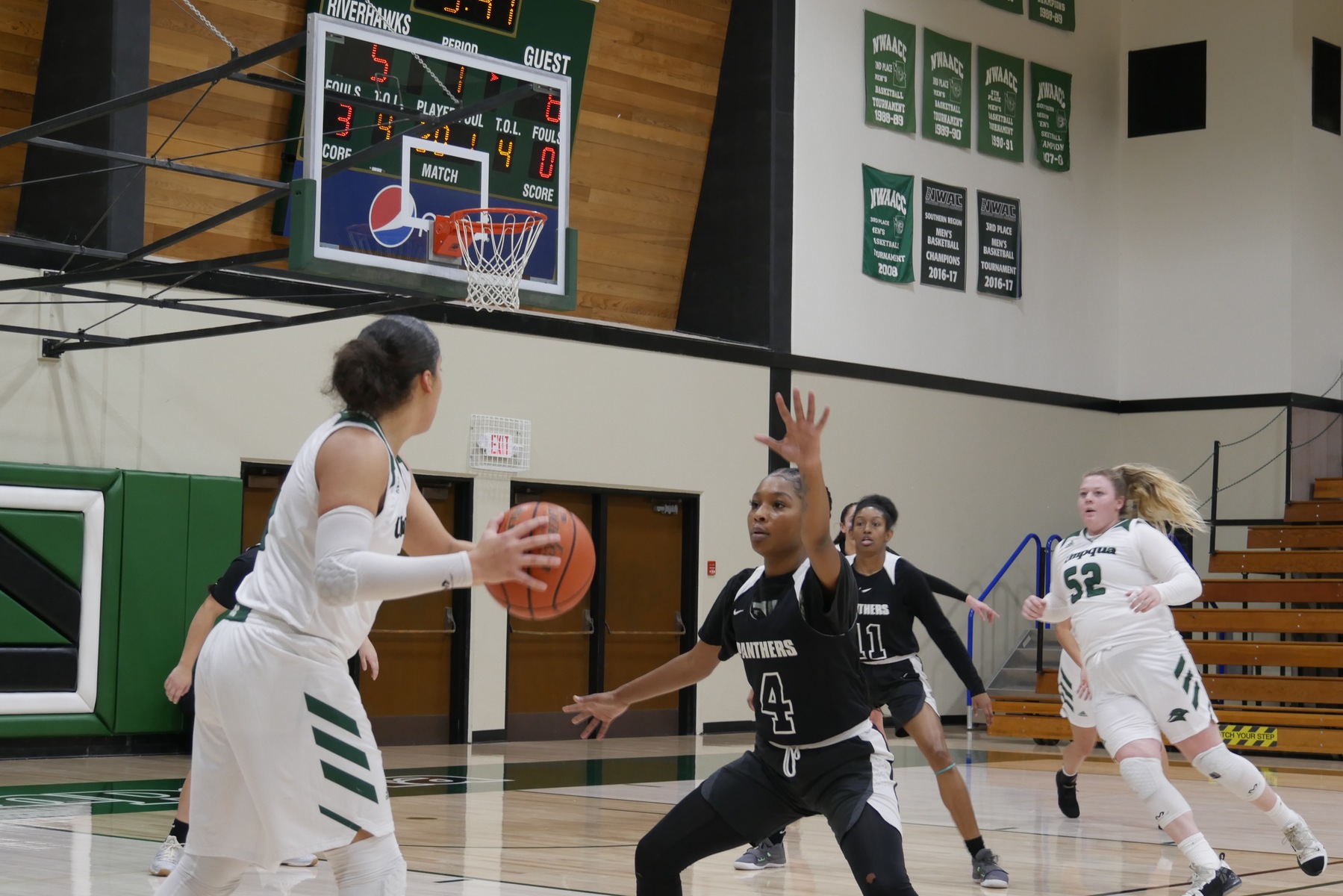 Women's Basketball Keeps it Rolling